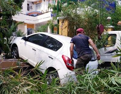 Nữ tài xế lùi ô tô tông sập hàng rào, đường vào sân bay bị ùn ứ