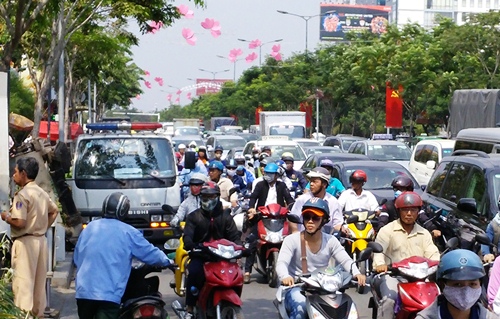 Cửa ngõ Tân Sơn Nhất hướng về trung tâm bị ùn tắc.