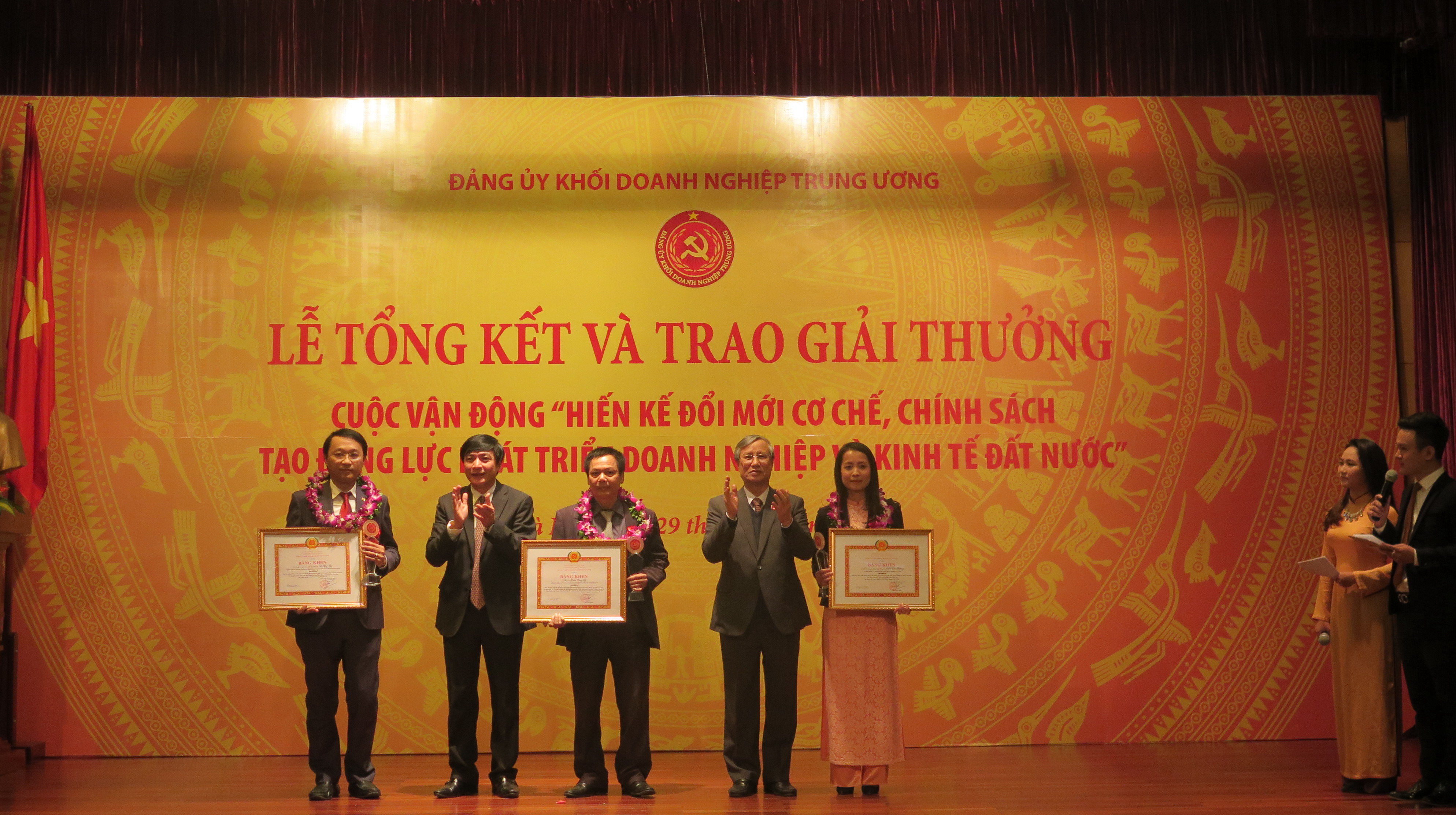 Ông Trần Quốc Vượng, Ủy viên Bộ Chính trị, Chủ nhiệm Ủy ban Kiểm tra, Chánh Văn phòng Trung ương Đảng và ông Bùi Văn Cường, ủy viên Trung ương Đảng, Bí thư Đảng ủy Khối DNTW trao giải Ba cho các tác giả