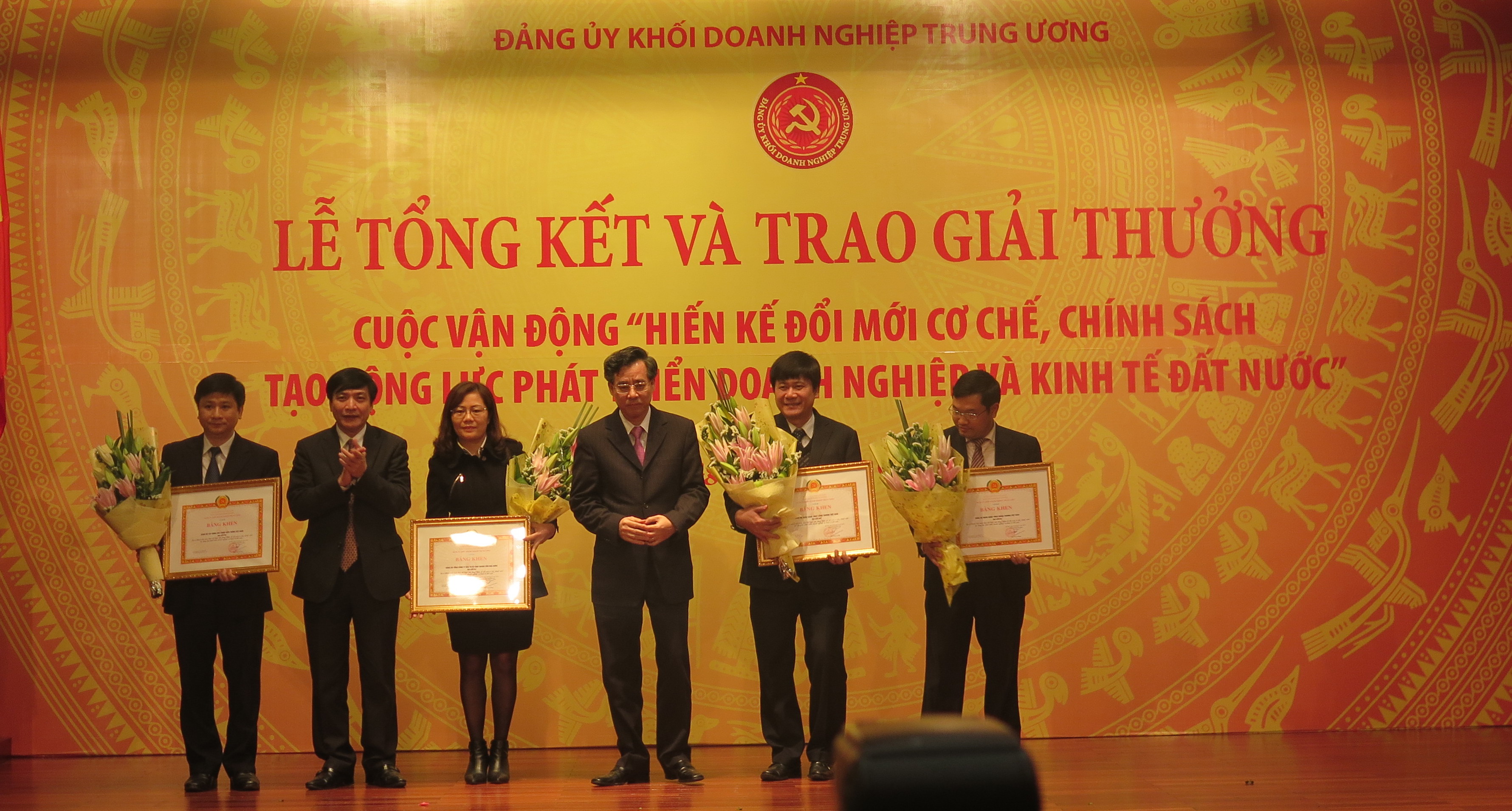 16 đảng bộ các tập đoàn, tỏng công ty và 2 đảng bộ khối doanh nghiệp địa phương vinh dự được Đảng ủy Khối Doanh nghiệp TW khen thưởng vì đã có thành tích triển khai tốt Cuộc vận động, thu được các hiến kế có chất lượng