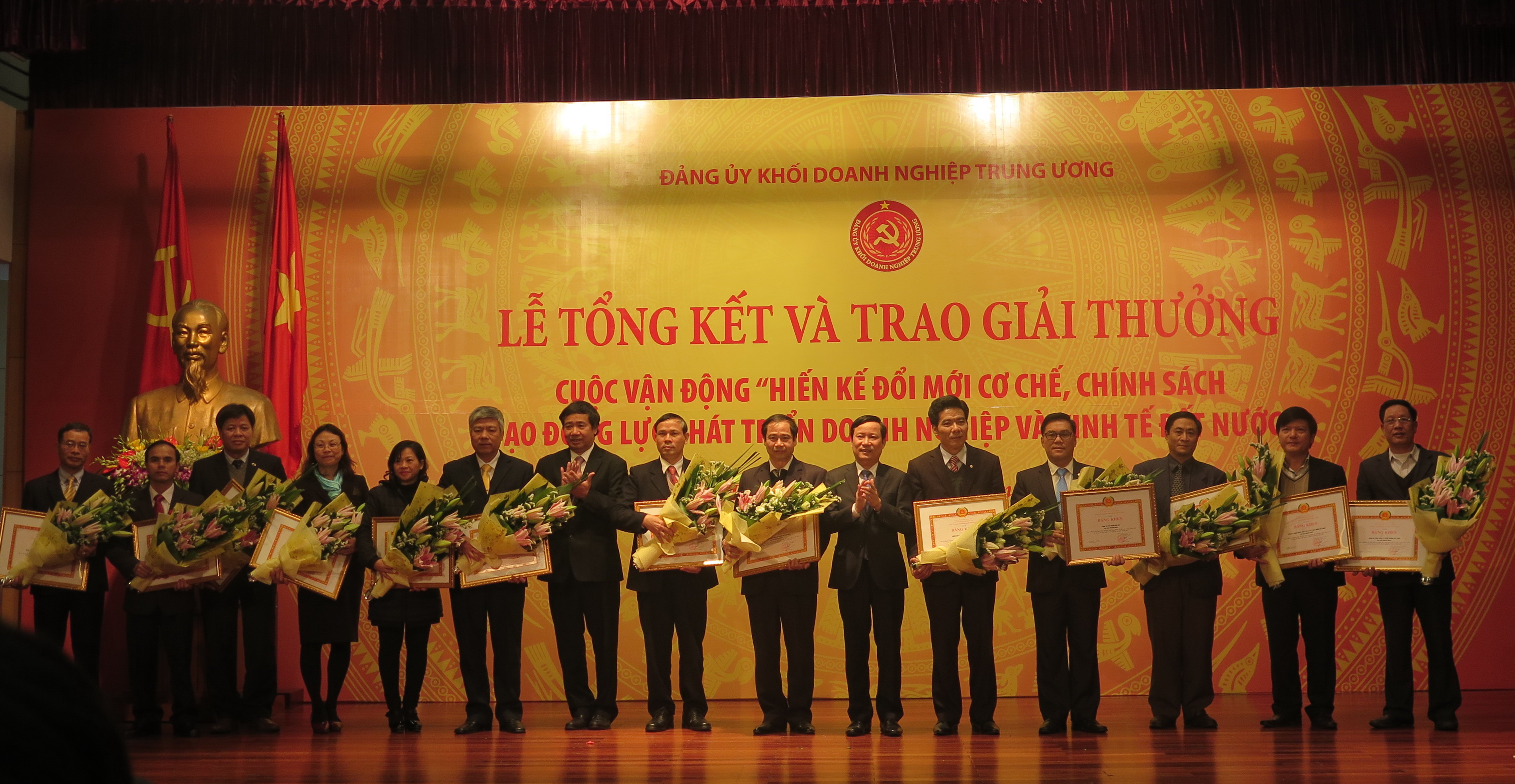 Đại diện các tập thể được Đảng ủy Khối Doanh nghiệp TW khen thưởng