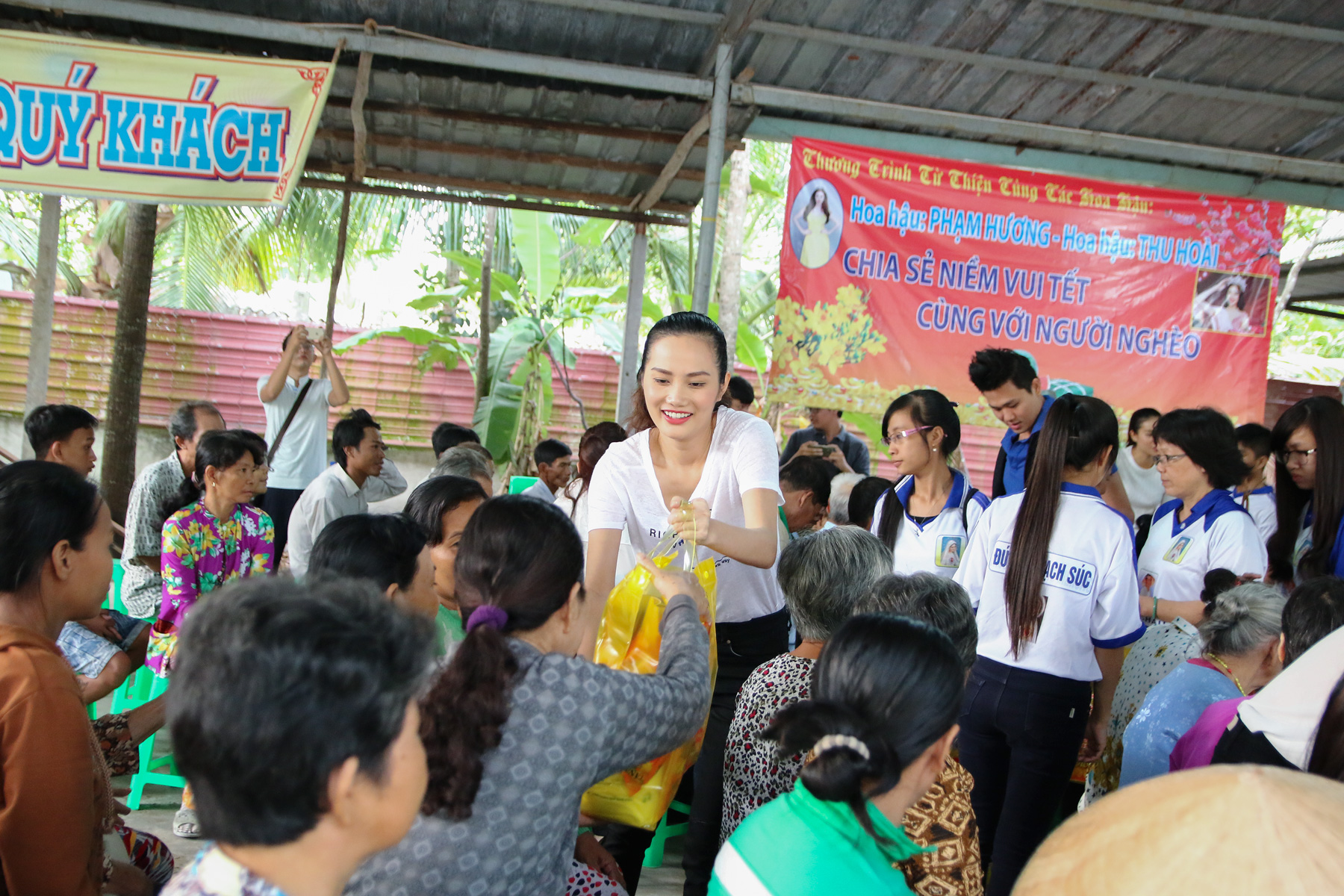 Hoa hậu Diệu Linh, Hà Thu lần đầu về miền Tây làm từ thiện
