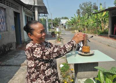 Người nghèo tiễn ông Táo bằng trái cây, nước lã!