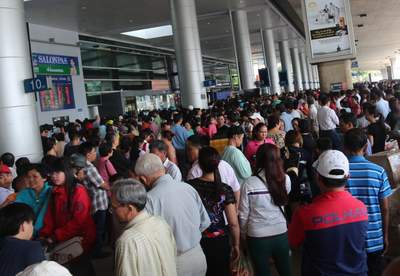 Hàng ngàn Việt kiều về nước ăn Tết, Tân Sơn Nhất kẹt cứng