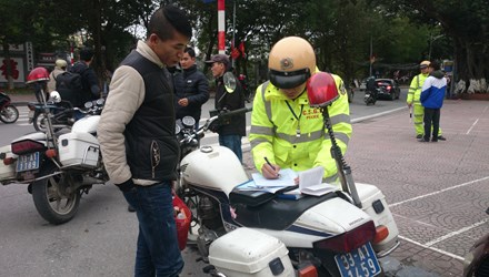 Hà Nội: 102 người đi bộ vi phạm đã bị phạt