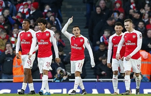 Vừa trở lại, Sanchez (giữa) đã thi đấu chói sáng trong trận thắng Burnley