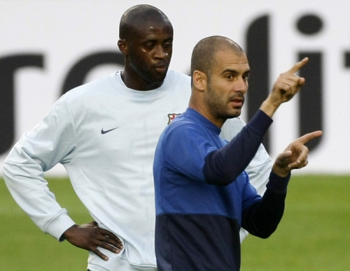 Toure và HLV Guardiola khi còn chung chiến tuyến tại Barca