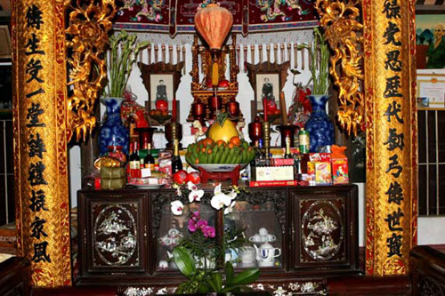 Cách bài trí bàn thờ gia tiên ngày Tết