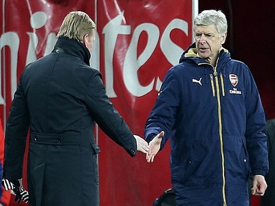 Mất điểm cay đắng, HLV Wenger cãi lộn trong đường hầm