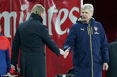 HLV Wenger đã có màn đấu khẩu căng thẳng sau trận đấu với Southampton