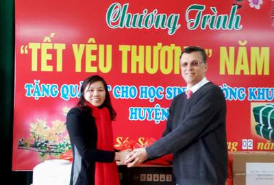 Đại sứ quán Australia trao quà Tết cho trẻ thiệt thòi ở Hà Nội