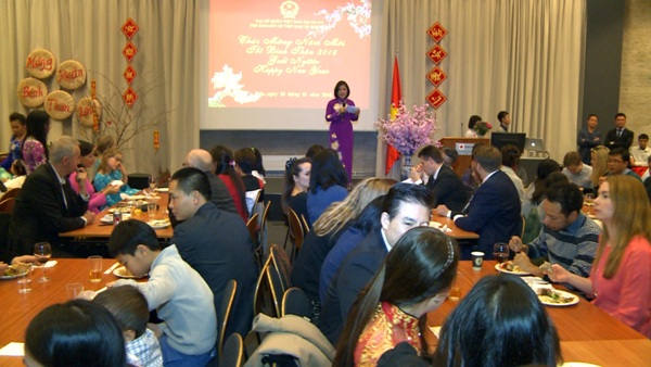 Đại sứ Việt Nam tại Na Uy Lê Thị Tuyết Mai phát biểu tại buổi lễ đón Tết Bính Thân 2016
