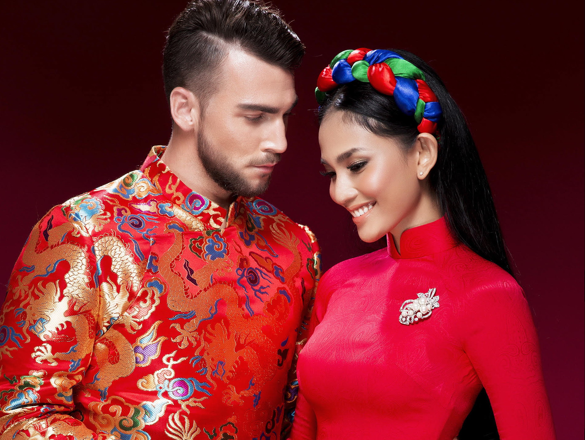 Á hậu Trương Thị May sánh đôi cùng mỹ nam làng bóng đá