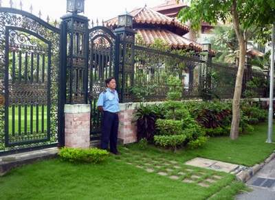Đại gia bỏ đống tiền thuê bảo vệ trông biệt thự ngày Tết