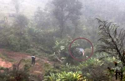 Xe lao xuống vực sâu, phó bí thư huyện bò lên đường kêu cứu