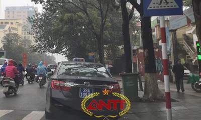 Bà &quot;hội đồng&quot; đi xe biển xanh bạc tỷ, gắn còi ưu tiên