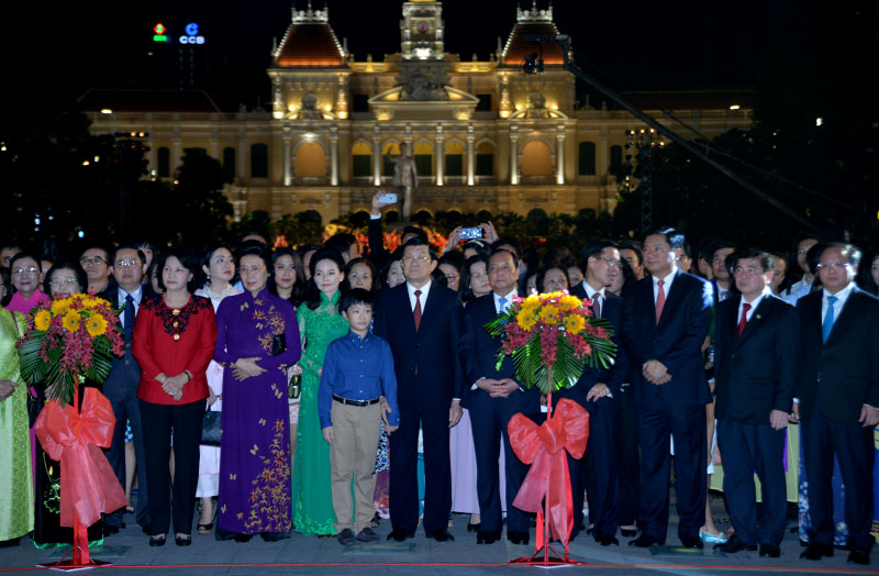 Đến dự khai mạc đường hoa năm nay có Chủ tịch nước Trương Tấn Sang,  Phó chủ tịch QH Nguyễn Thị Kim Ngân, Bí thư Thành ủy TP.HCM Đinh La Thăng, Trưởng Ban Tuyên giáo TƯ Võ Văn Thưởng cùng nhiều vị lãnh đạo Trung ương và TP.HCM