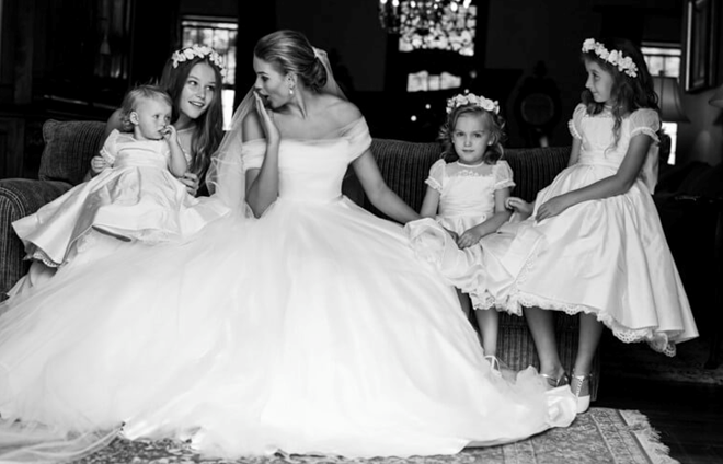  Rolene Strauss bên đội phù dâu nhí đáng yêu