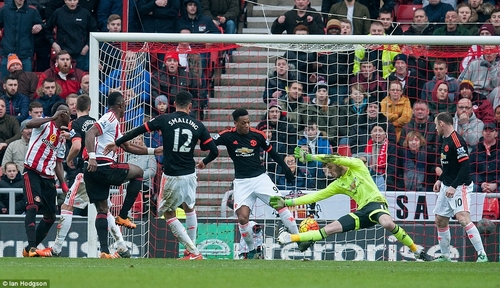 Nỗ lực của De Gea cũng không cứu nổi MU trước cú đánh đầu đầy uy lực của Kone
