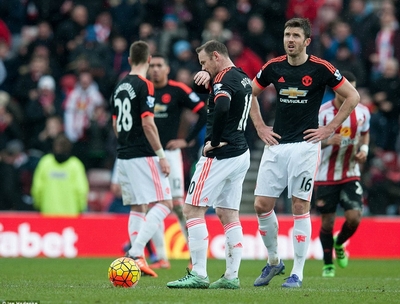 Thua tủi hổ Sunderland, MU ngày càng xa top 4