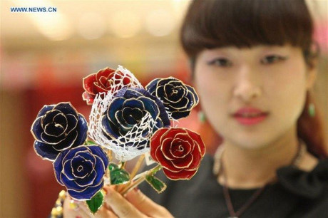 Hoa hồng bọc vàng rất bắt mắt và sang trọng