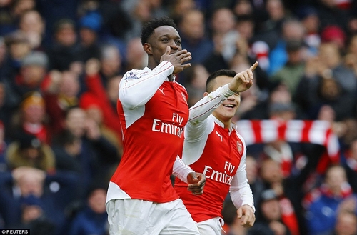 Walcott, Welbeck lần lượt lập công, giúp Arsenal lật ngược thế cờ