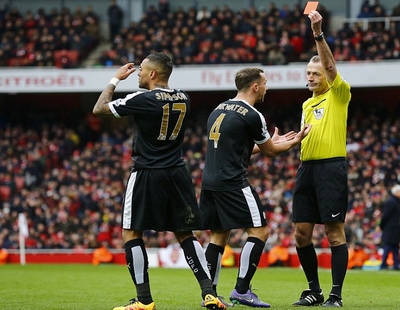 &quot;Leicester đã dâng tặng chiến thắng cho Arsenal&quot;