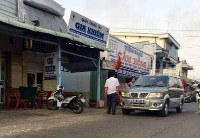 Chục xe biển xanh đi dự đám cưới tổ chức tại trường học