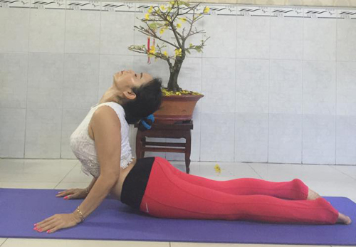 Khi ngẩng đầu thì đùi vẫn chạm thảm