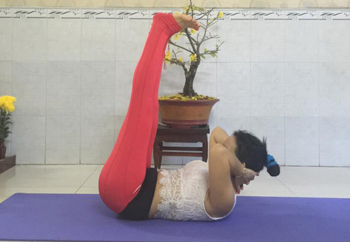 Luôn giữ cho hai chân khép và thẳng gối.