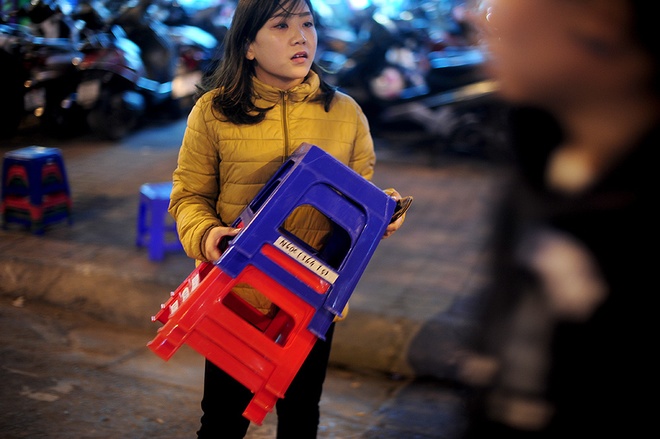 Nhiều người phải thuê ghế ngồi với giá 10.000 đồng.