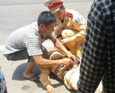 Cảnh sát giao thông bị đâm trực diện gãy chân