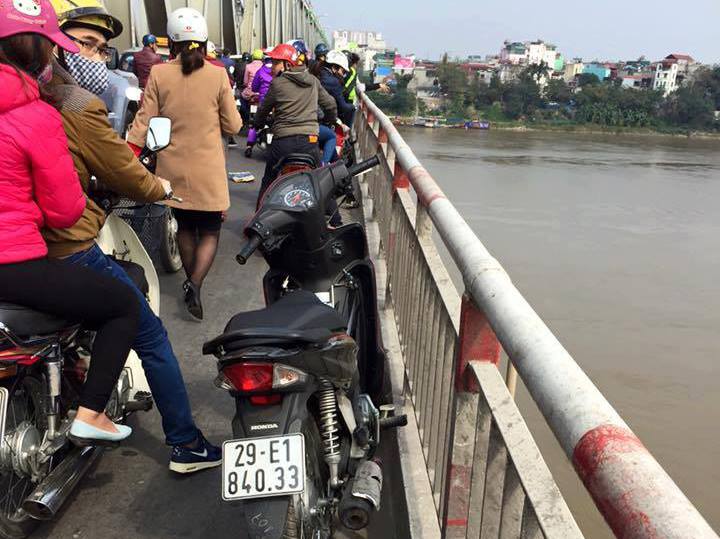 Khẩn trương tìm kiếm nam thanh niên nhảy cầu Chương Dương