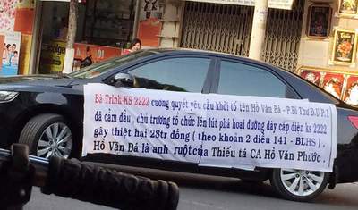 Tạm giữ bà chủ khách sạn căng băng rôn bêu tên cán bộ trên ô tô