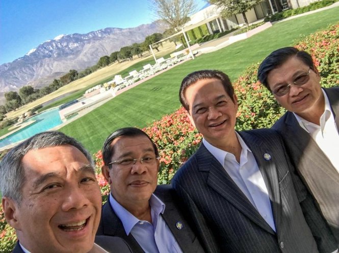 ​Thủ tướng Singapore &quot;selfie&quot; cùng Thủ tướng Nguyễn Tấn Dũng