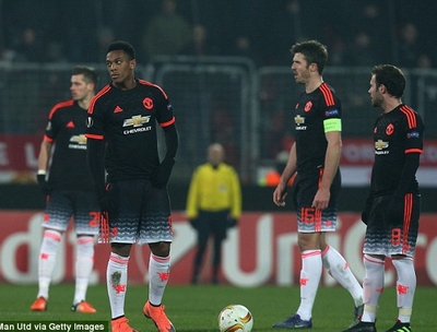 Phát biểu như &quot;đổ dầu vào lửa&quot; của HLV Van Gaal