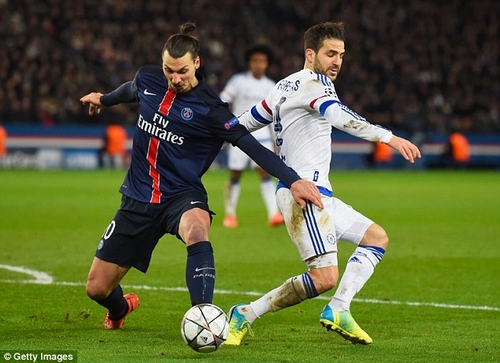Ibrahimovic (trái) tranh chấp với Fabregas trên sân