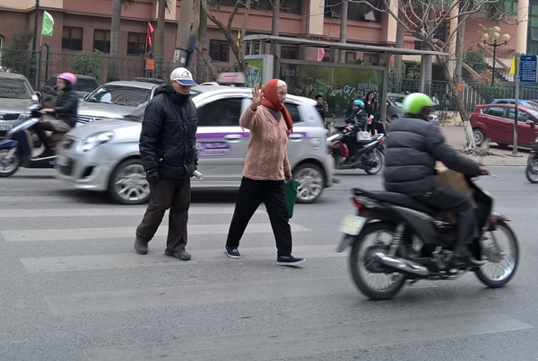 Phạt người đi bộ sai phần đường: Cần nhiều giải pháp đồng bộ