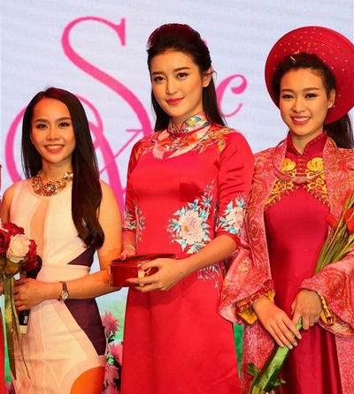 Cùng ngắm Huyền My tỏa sáng với trang phục áo dài tại Asia Park