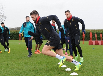 &quot;Sao&quot; Barca tươi như hoa, cầu thủ Arsenal căng thẳng ra mặt