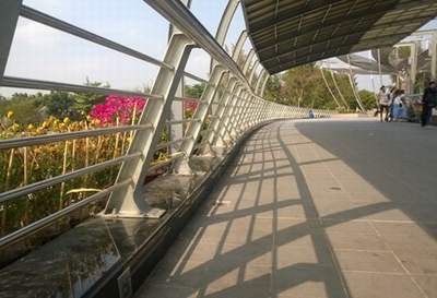 Cắt hết khóa tình yêu trên cầu đi bộ 50 tỷ