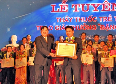 10 thầy thuốc trẻ Thủ đô tiêu biểu nhận Giải thưởng Đặng Thùy Trâm
