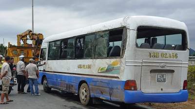 Lật xe trên quốc lộ 1A, 16 công nhân nhập viện