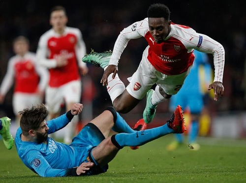 Pha vào bóng của Pique đối với Welbeck khiến anh bị nghi 