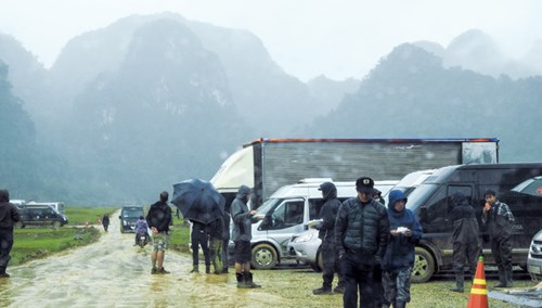An ninh chốt chặn trên con đường độc đạo, cách phim trường gần 3km, khiến phóng viên không thể thâm nhập phim trường.