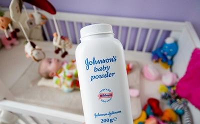 Johnson &amp; Johnson bồi thường 72 triệu đô la vì phấn rôm gây ung thư