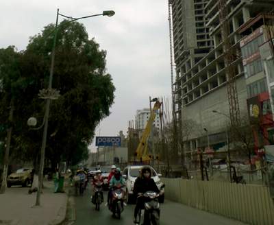 Hà Nội: Cục sắt từ độ cao trăm mét rơi trúng xe buýt