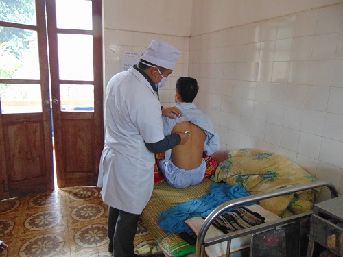 Các bác sĩ đang thực hiện phẫu thuật vết thương thấu ngực cho bệnh nhân (ảnh BV cung cấp).