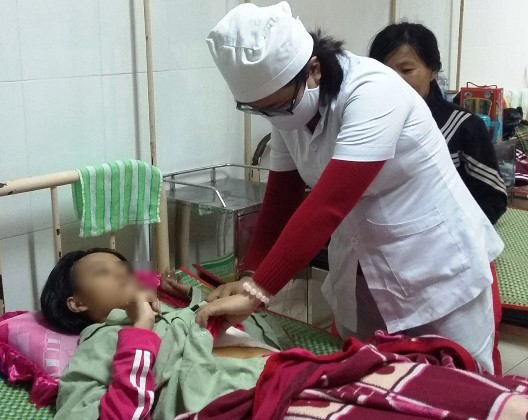 Em D. khi đang được điều trị tại BVĐK tỉnh. Ảnh: V. Trang