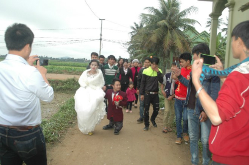 Đám cưới cổ tích của 'nàng Bạch tuyết và chú lùn' xứ Nghệ